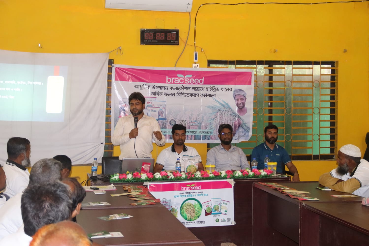 কুড়িগ্রামে হাইব্রিড ধানের অধিক ফলন নিশ্চিতকরণে কৃষক কর্মশালা, বীজ বিতরণ