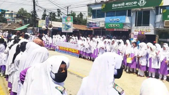 ভূরুঙ্গামারীতে প্রশ্নফাঁসের অভিযুক্তদের পুনর্বহাল চেষ্টায় উত্তেজনা, মানববন্ধনে অপসারণের দাবি