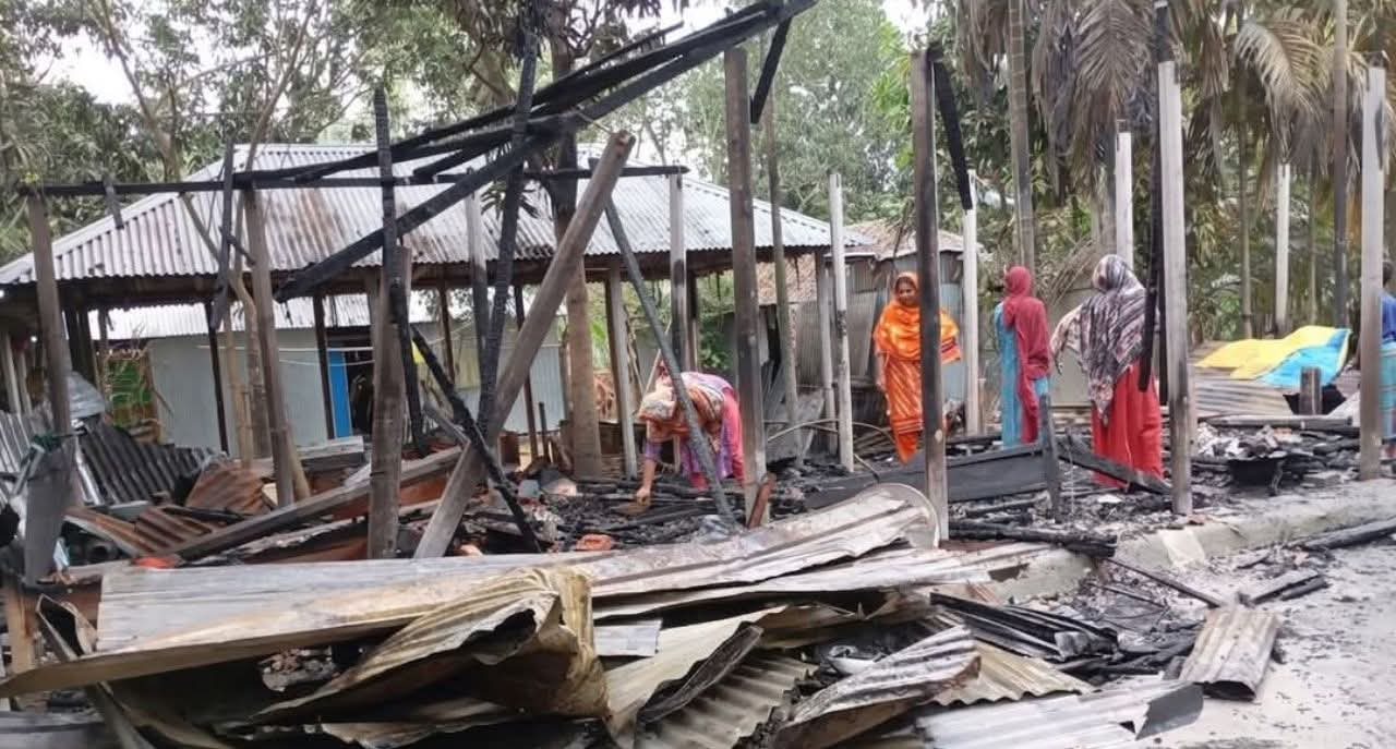 রাজারহাটে অগ্নিকাণ্ডে সর্বস্ব হারিয়ে ১০ লাখ টাকার ক্ষতি
