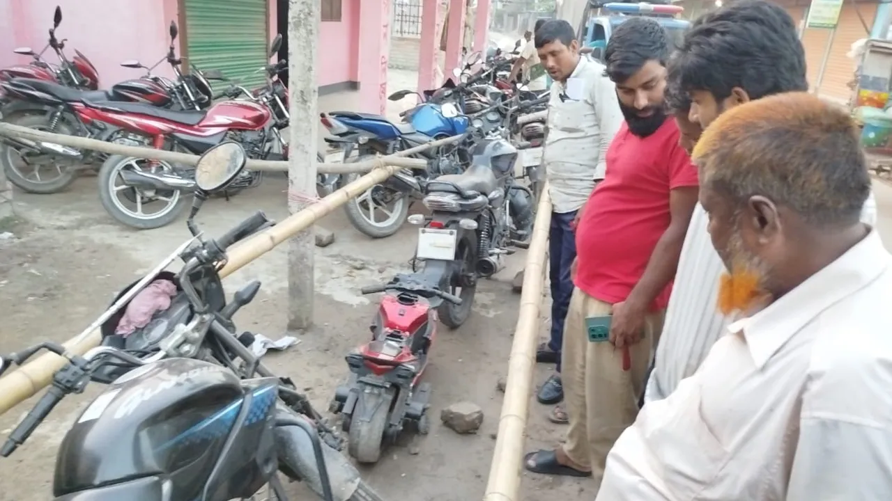তেলের লাইনে খেলনা মোটরসাইকেল, কৌতূহল এলাকাজুড়ে