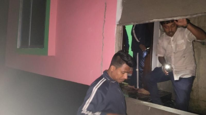 ড্রেজারে মাটি কেটে নেয়ায় বসতঘরে ধস, ৩৯ লাখ টাকার ক্ষয়ক্ষতি