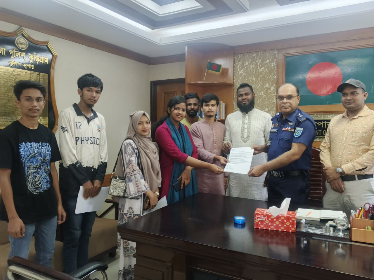 কুড়িগ্রামে সাইবার হয়রানির বিরুদ্ধে স্মারকলিপি প্রদান