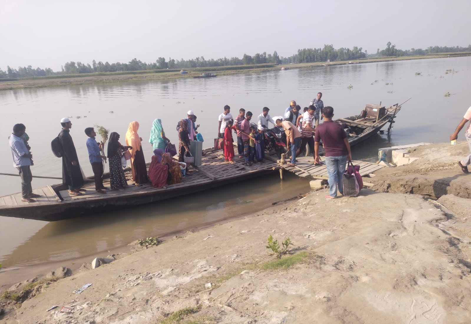 নাগেশ্বরীর আয়নালঘাটে অতিরিক্ত ভাড়া আদায়ের অভিযোগ