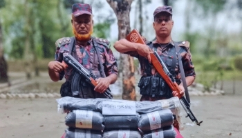 ফুলবাড়ী সীমান্তে বিজিবির বিশেষ অভিযান—৭০ পিস ভারতীয় প্যান্ট জব্দ, পালিয়েছে চোরাকারবারীরা