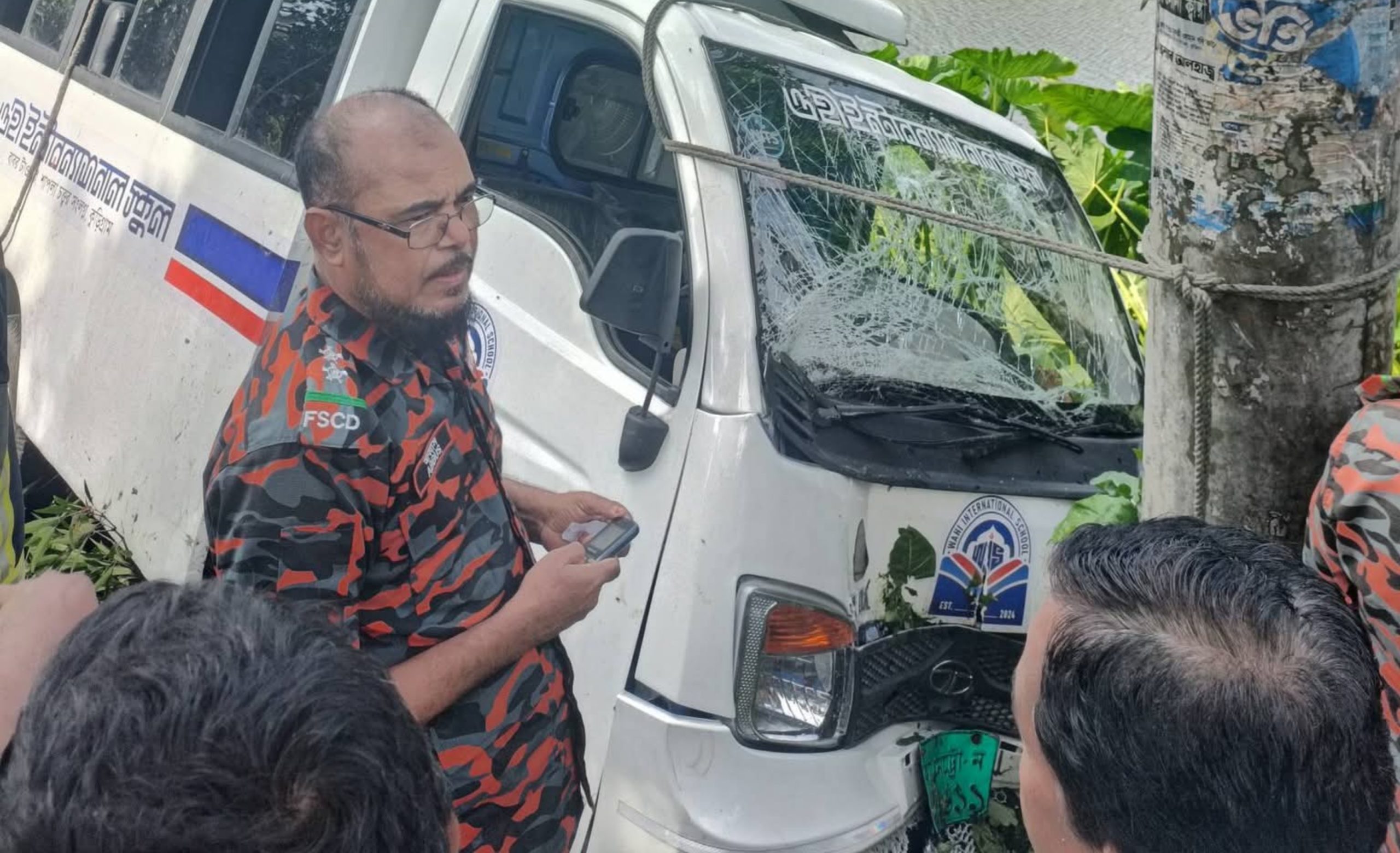 বৃষ্টির দিনে বেপরোয়া গতি? অল্পের জন্য প্রাণে বাঁচল শিশুরা।