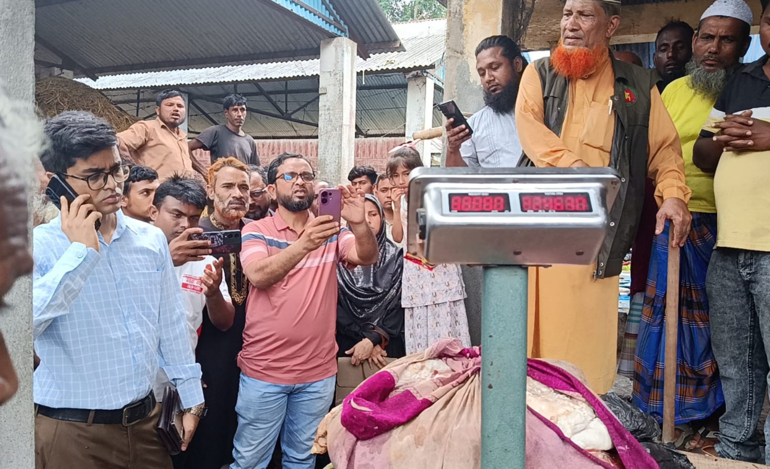 রাজারহাটে অভিযানে ৩৮ কেজি পচা মহিষের মাংস জব্দ, বিক্রেতা পলাতক