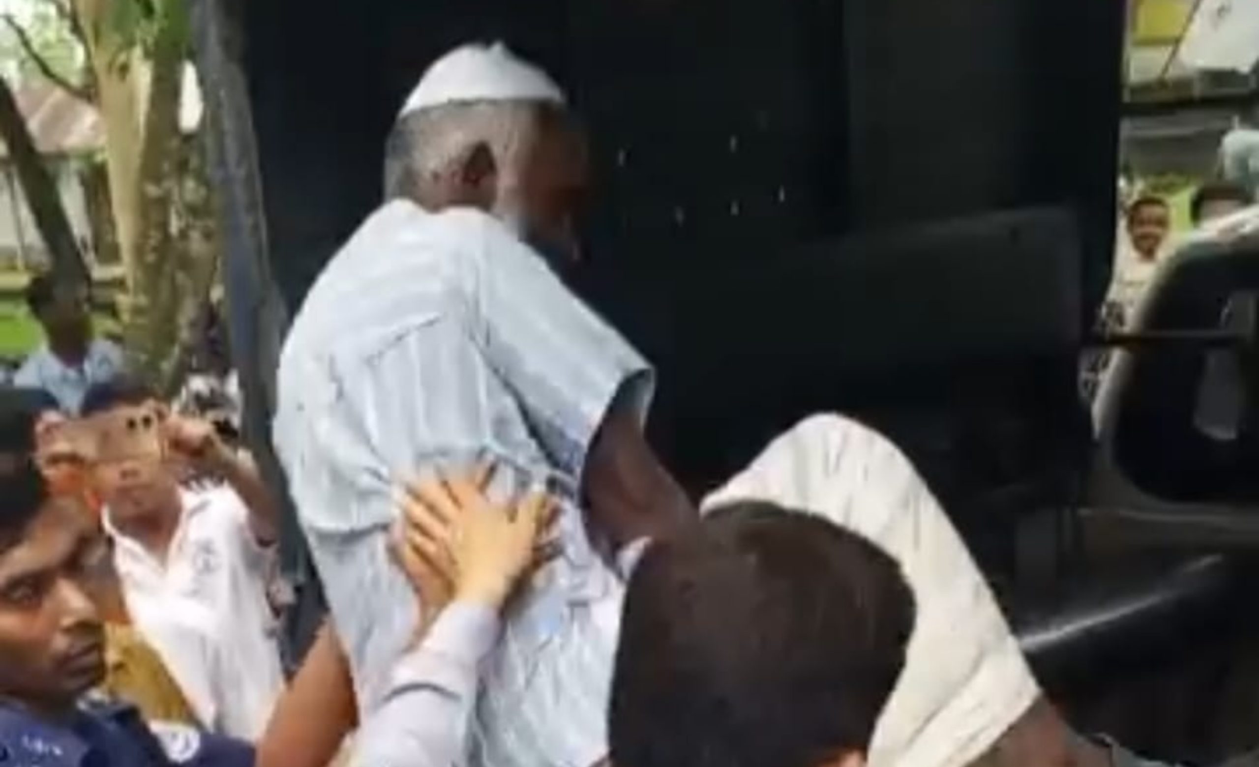 উলিপুরে নানা নাটকীয়তার পর ১’শ ৪টি ভিজিএফ স্লিপসহ আটক ব্যক্তিকে গভীর রাতে ছেড়ে দিলো এ্যাসিল্যান্ড