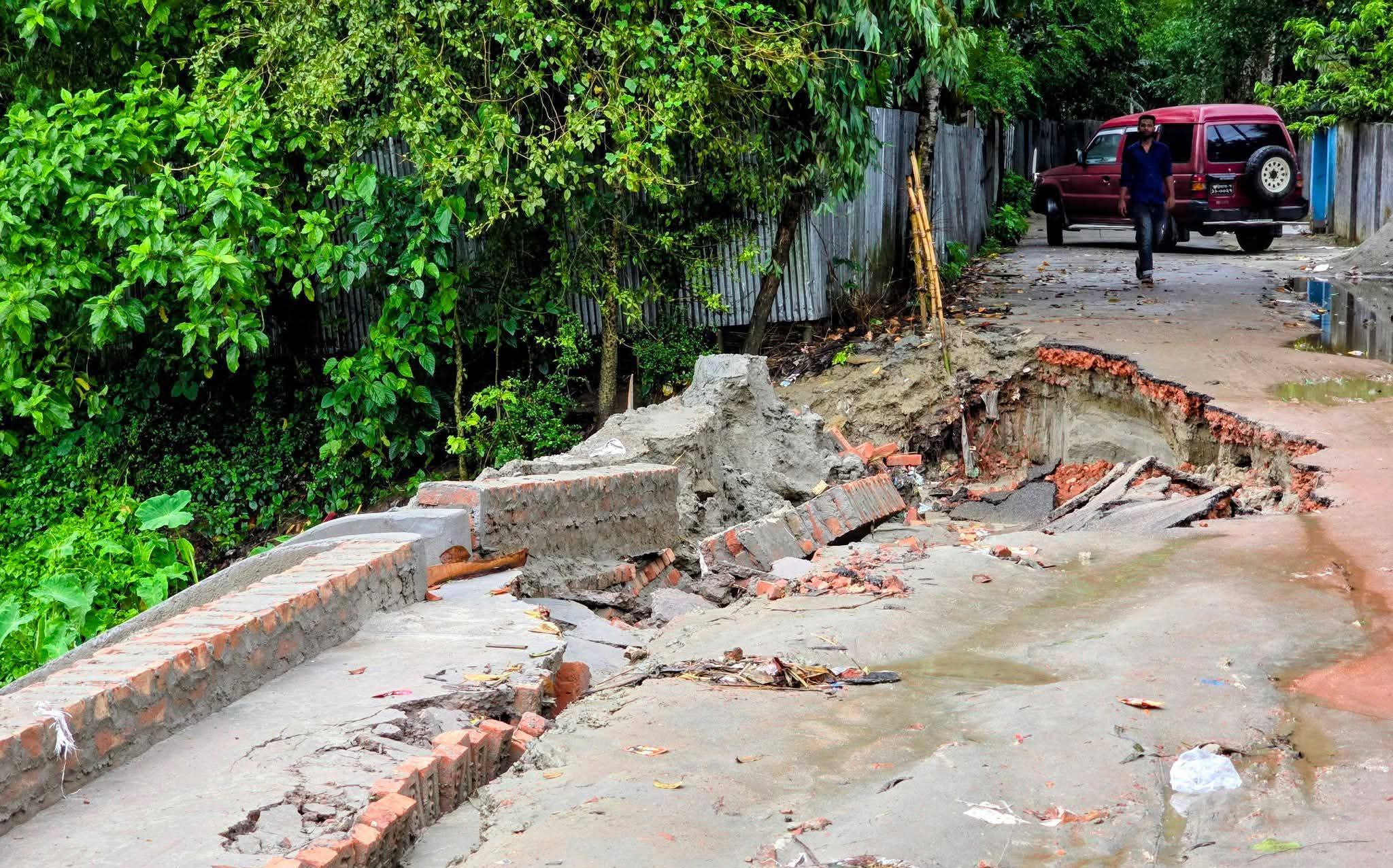 সমালোচনার মুখে রৌমারীর সবুজপাড়া সড়কের ভাঙন পরিদর্শনে ইউএনও, দ্রুত মেরামতের নির্দেশ