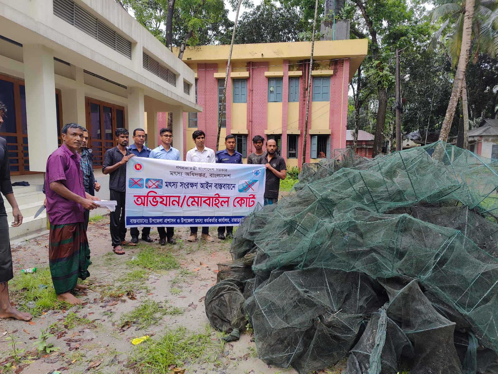 রাজারহাটে মোবাইল কোর্টে ১ লক্ষ টাকার চায়না দুয়ারী জাল পুড়িয়ে ধ্বংস
