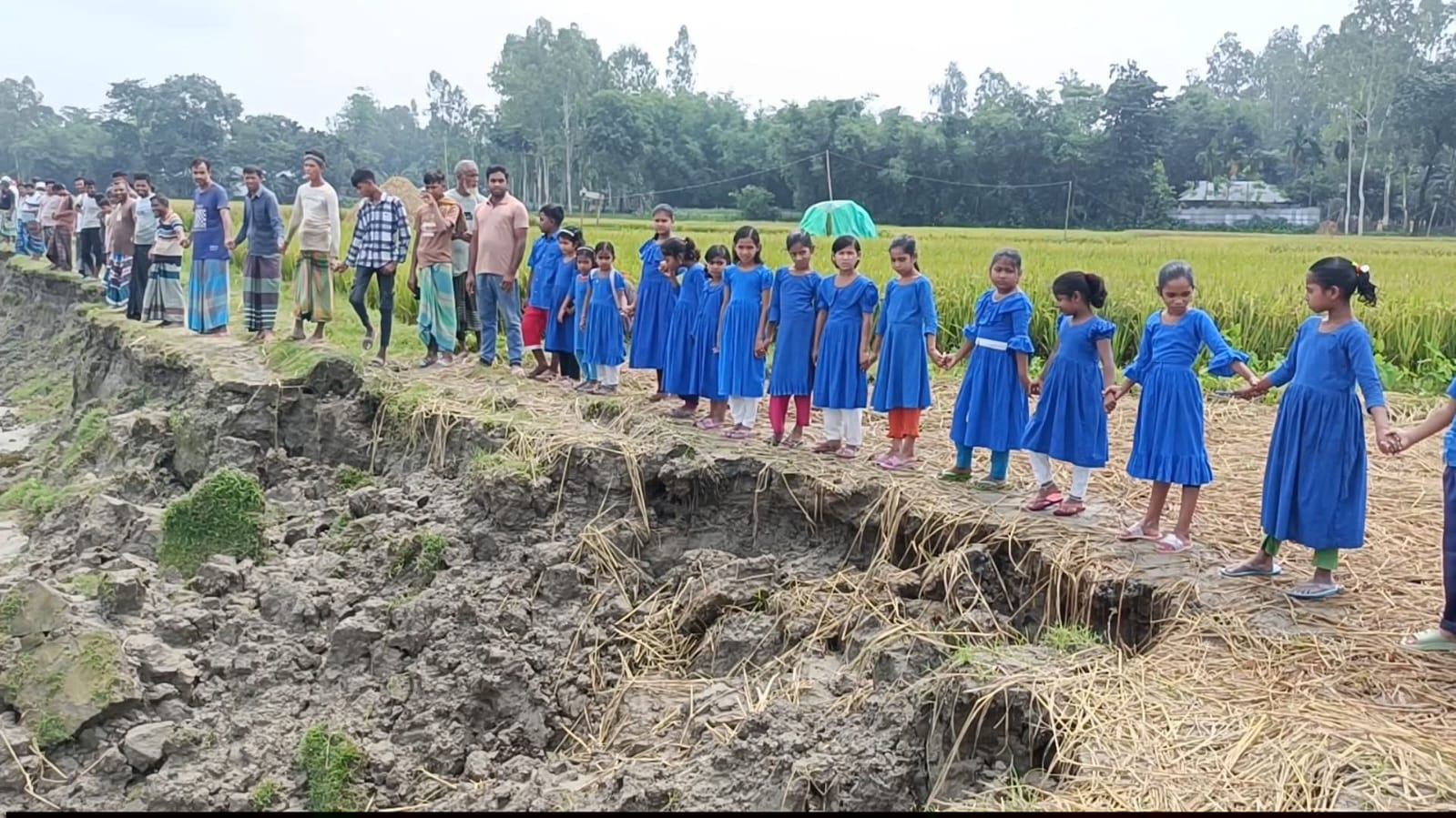 স্কুল-ঘর ও বসতভিটা রক্ষায় ধরলার তীরে কুড়িগ্রামবাসীর মানববন্ধন