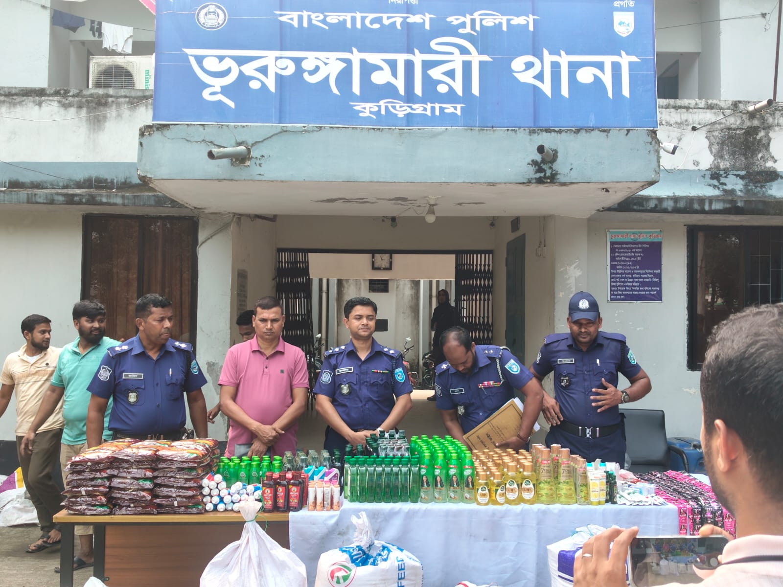 ঈদকে সামনে রেখে ভূরুঙ্গামারীতে পুলিশের সাঁড়াশি অভিযান: লক্ষাধিক টাকার ভারতীয় প্রসাধনী ও বাসমতি চাল জব্দ