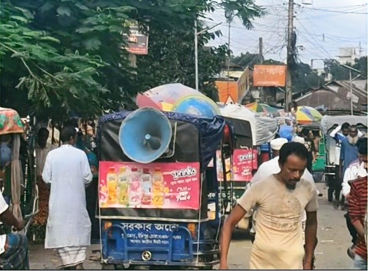 অসুস্থ পিতার ঋণ পরিশোধ ও সুস্থতা কামনায় ব্যতিক্রমী উদ্যোগ, প্রশংসায় ভাসছেন যুবক