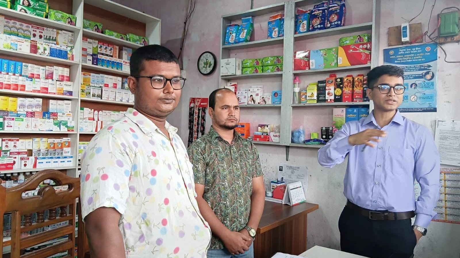 রাজারহাটে মোবাইল কোর্টে দুই ফার্মেসিকে জরিমানা