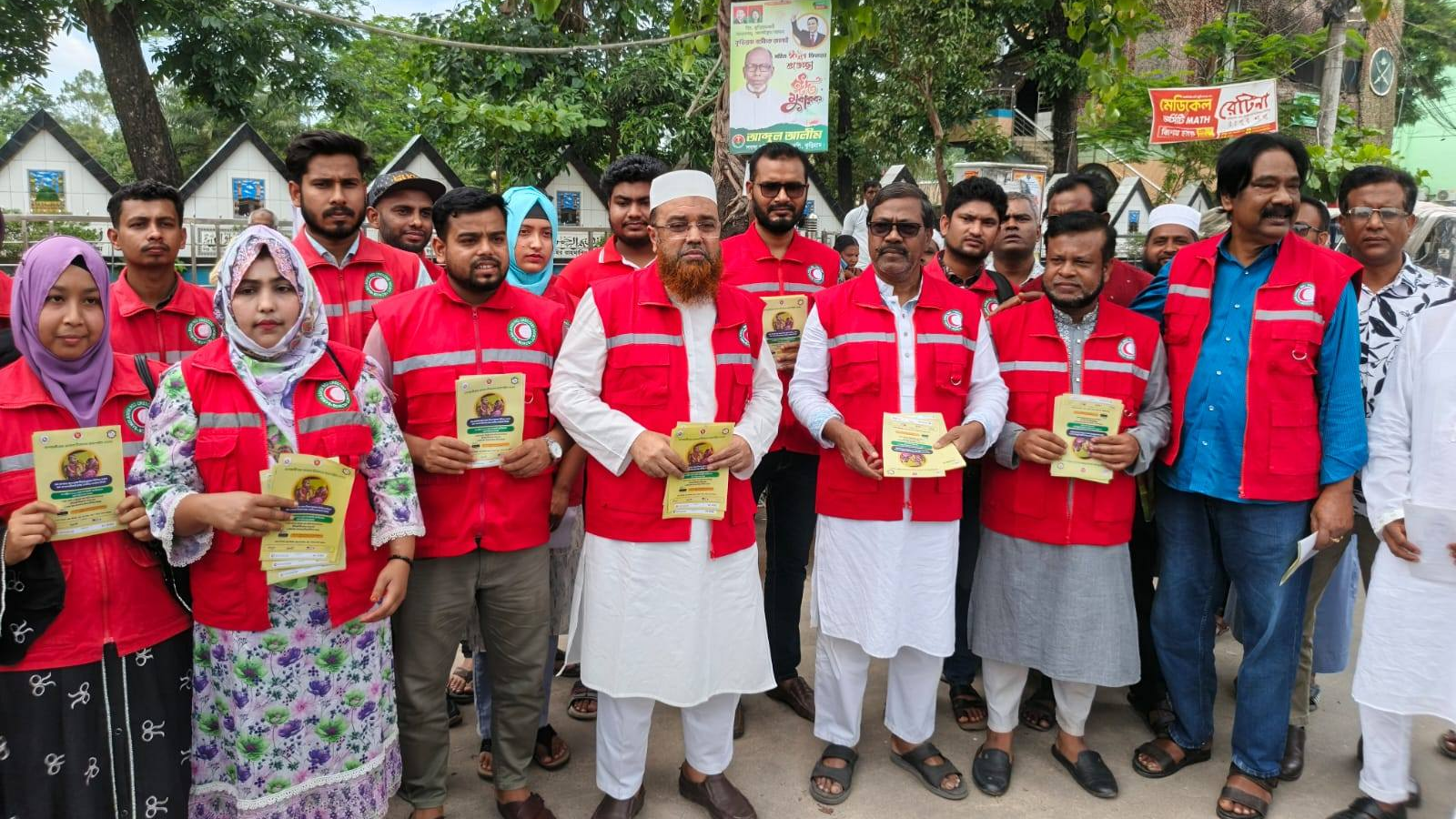 হাম-রুবেলা টিকাদান সচেতনতায় কুড়িগ্রামে রেডক্রিসেন্টের লিফলেট বিতরণ