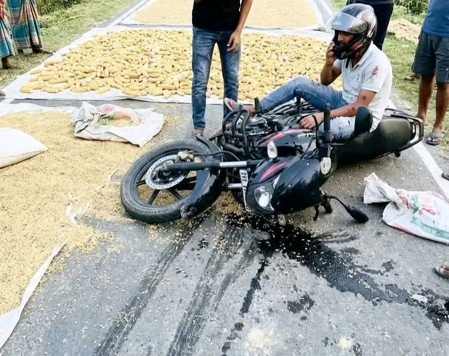 সড়কে ফসল শুকানোয় বাড়ছে দুর্ঘটনার ঝুঁকি, উদ্বেগে নাগেশ্বরীবাসী