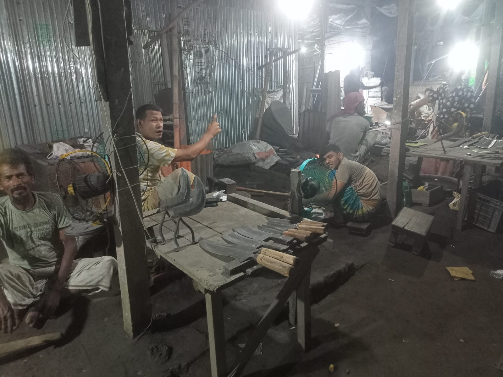 ভালো নেই কামারপল্লী, ঈদ সামনে রেখেও কাজ কম ভূরুঙ্গামারীর কামারদের