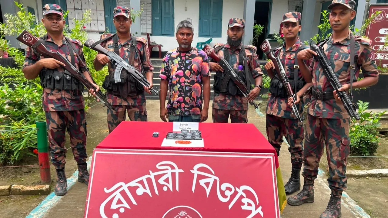 রৌমারী সীমান্তে বিজিবির পৃথক অভিযান: ১,৯৭৫ পিস ইয়াবা ও ৫৮ বোতল ভারতীয় মদ উদ্ধার, আটক ১