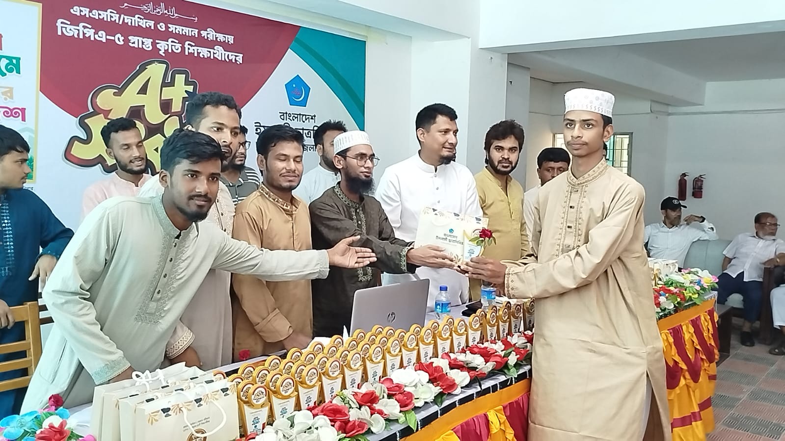ফুলবাড়ীতে ছাত্রশিবিরের উদ্যোগে জিপিএ-৫ প্রাপ্ত শিক্ষার্থীদের সংবর্ধনা