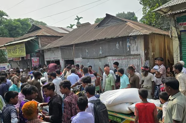 রাজীবপুরে সার নিয়ে উত্তেজনা, ডিলারের বিরুদ্ধে অনিয়মের অভিযোগ
