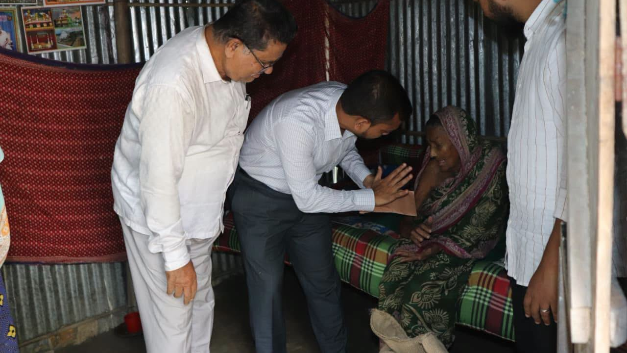 শতবর্ষী সাজিরন বেওয়ার পাশে নাগেশ্বরী উপজেলা প্রশাসন