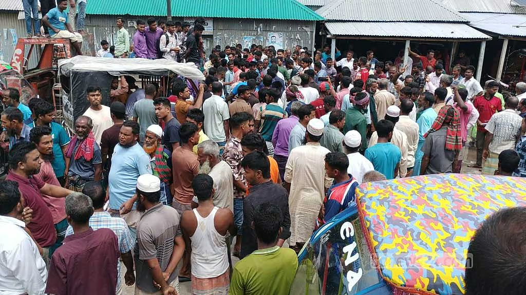 সারের দাবিতে বিক্ষোভের পর মামলা, গ্রেপ্তার আতঙ্কে কৃষকরা