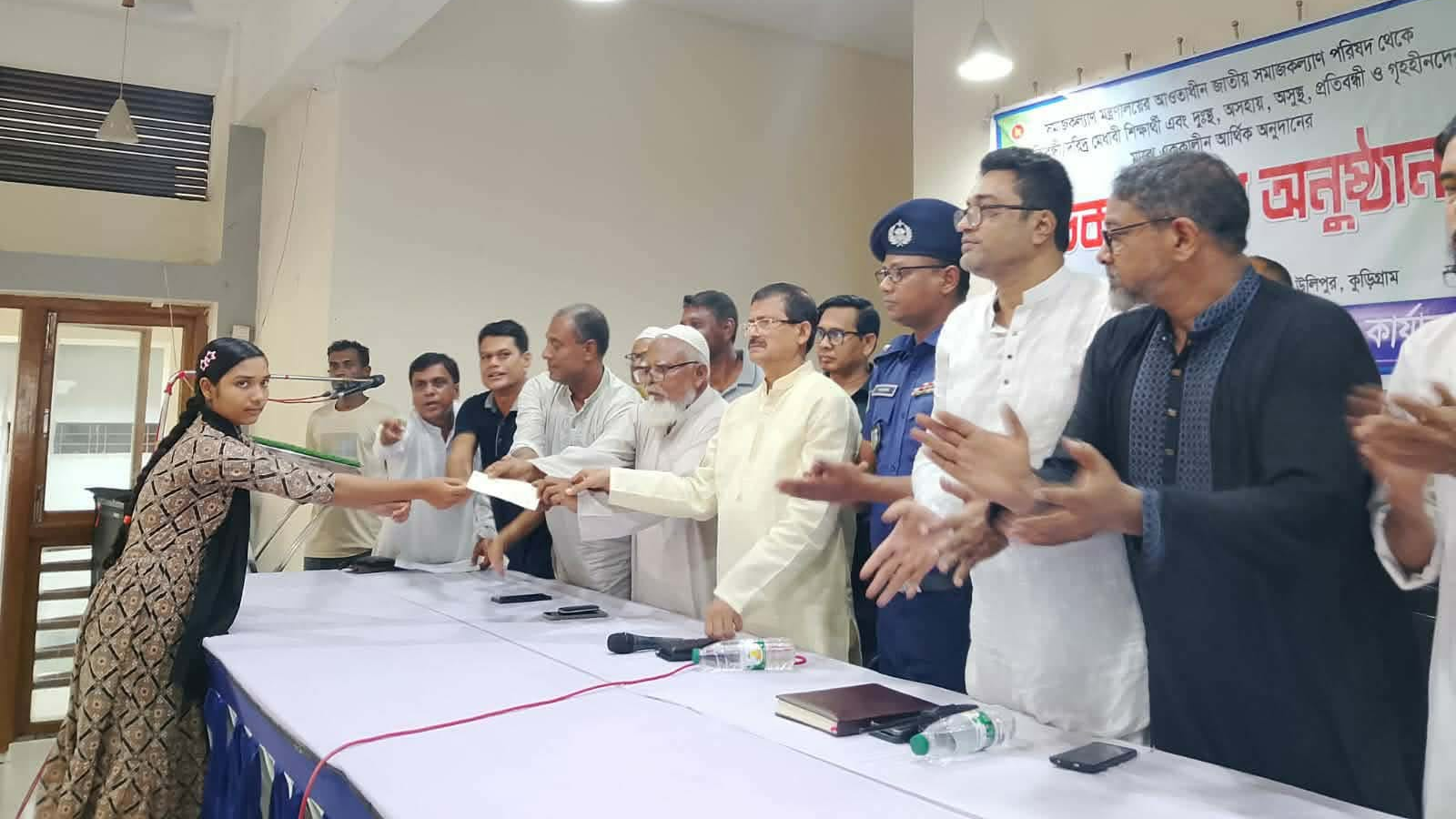 উলিপুরে অসহায় ও সুবিধাবঞ্চিতদের মাঝে আর্থিক অনুদানের চেক বিতরণ