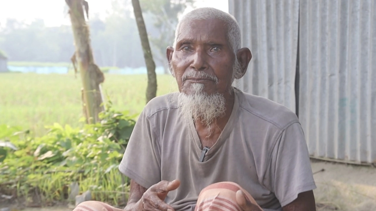 ১০৪ বছরে নিঃসঙ্গ হাফিজ, প্রতিবেশীর দয়ায় জোটে ভাত