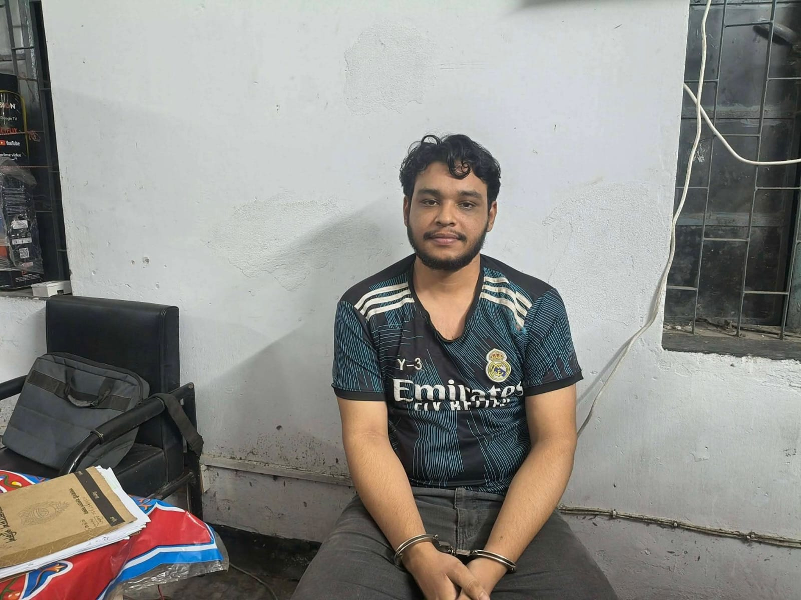 টায়ারে আগুন, নাশকতার অভিযোগে কার্যক্রম নিষিদ্ধ ছাত্রলীগ নেতা গ্রেপ্তার