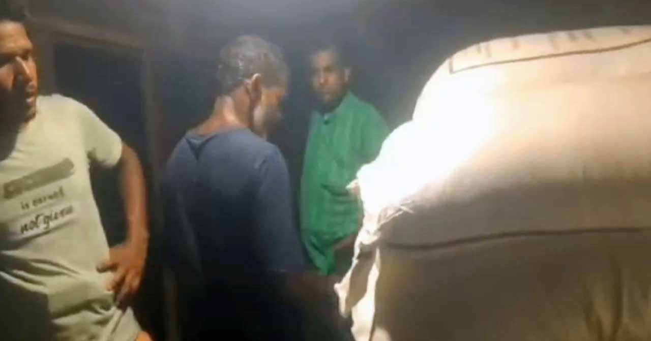 নাগেশ্বরীতে গভীর রাতে ৩৯ বস্তা সার পাচার, জব্দ করল স্থানীয়রা- দায় নিচ্ছে না প্রশাসন