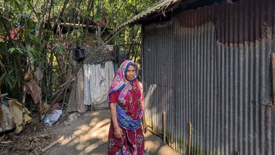 কুড়িগ্রামে মাথা গোঁজার ঠাঁই নেই, জরাজীর্ণ ঝুপড়িতে মানবেতর জীবন প্রতিবন্ধী বেওয়ার