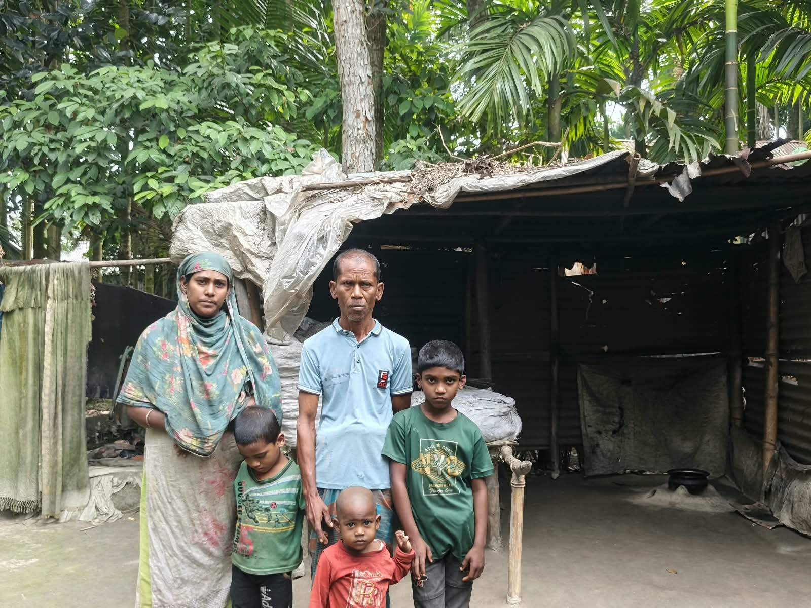 অভাবের নির্মম বাস্তবতা: সন্তানকে কাছে রাখতে পারছেন না আজিম-আমেনা দম্পতি