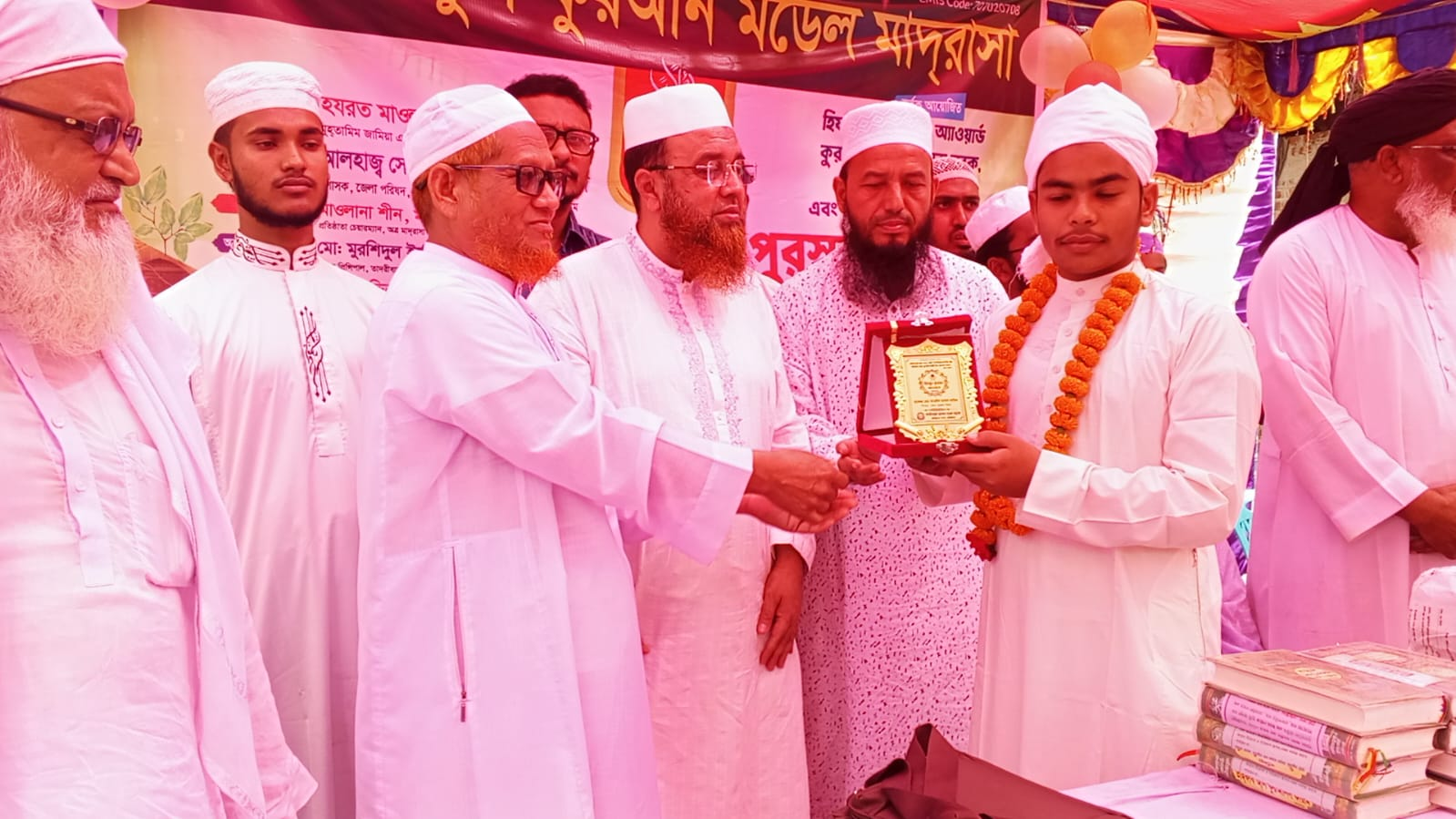 কুড়িগ্রামে তাদরীবাতুল কুরআন মডেল মাদ্রাসায় হিফজুল কুরআন অ্যাওয়ার্ড ও সংবর্ধনা